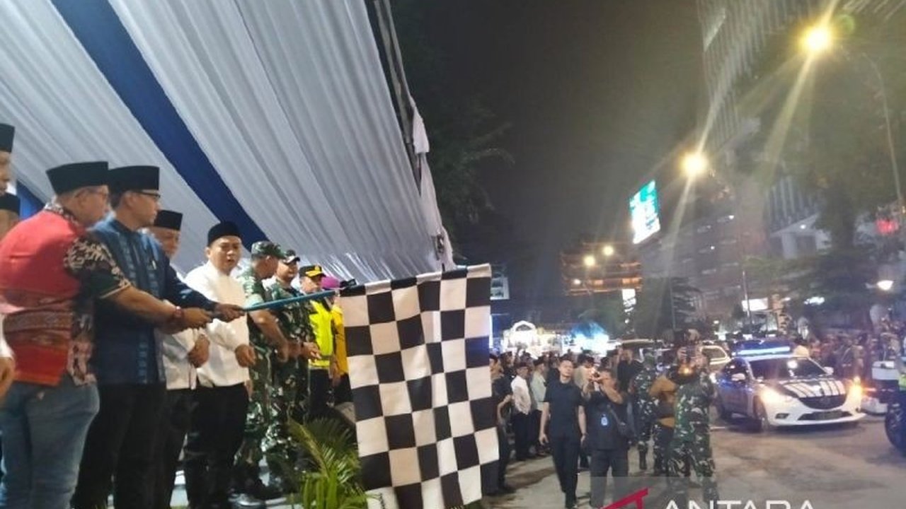 Wali Kota Medan melepas ratusan mobil hias dalam pawai takbir keliling yang meriah, menandai datangnya Lebaran 2025 di Kota Medan.
