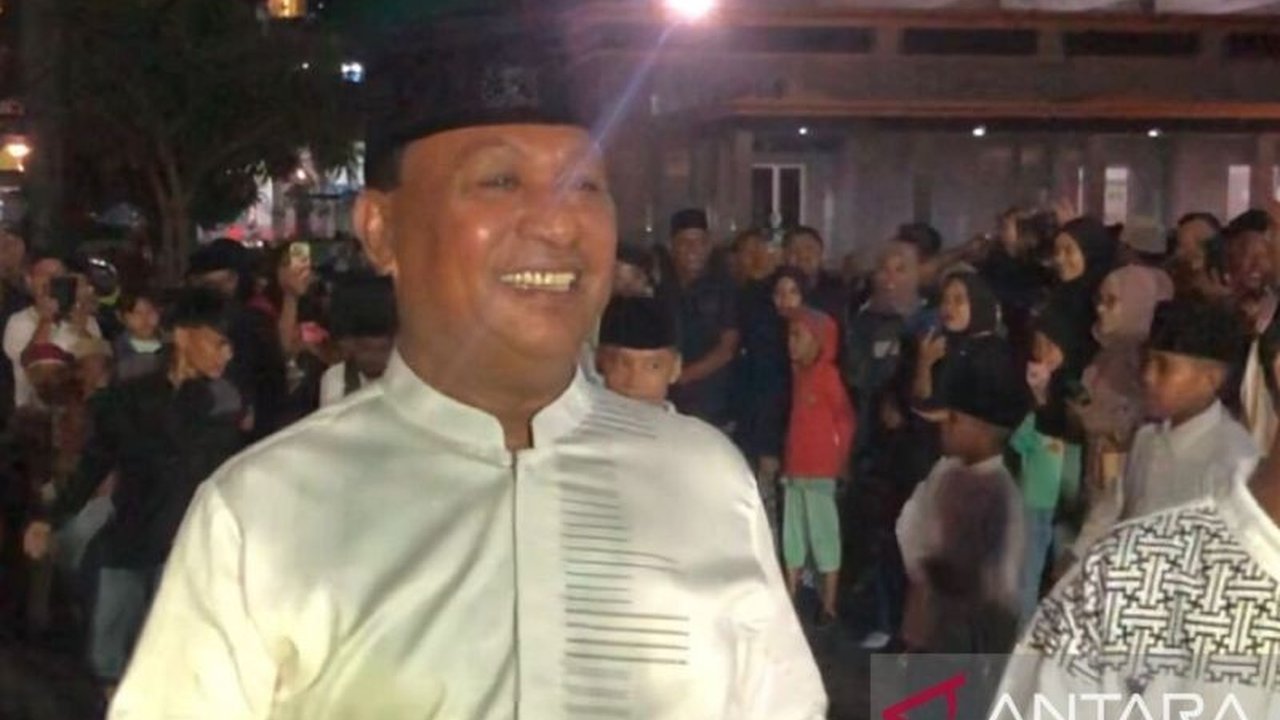Wakil Gubernur Maluku, Abdullah Vanath, memeriahkan malam takbiran Idul Fitri dengan tari Sambra massal bersama pemuda, sebagai upaya pelestarian budaya dan pencegahan kegiatan negatif.