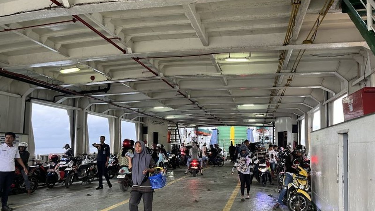 PT ASDP Indonesia Ferry (Persero) Cabang Ambon melaporkan peningkatan 10 persen penumpang dan kendaraan roda dua selama mudik Lebaran 2025 di Pelabuhan Hunimua, meskipun kendaraan pribadi justru mengalami penurunan.