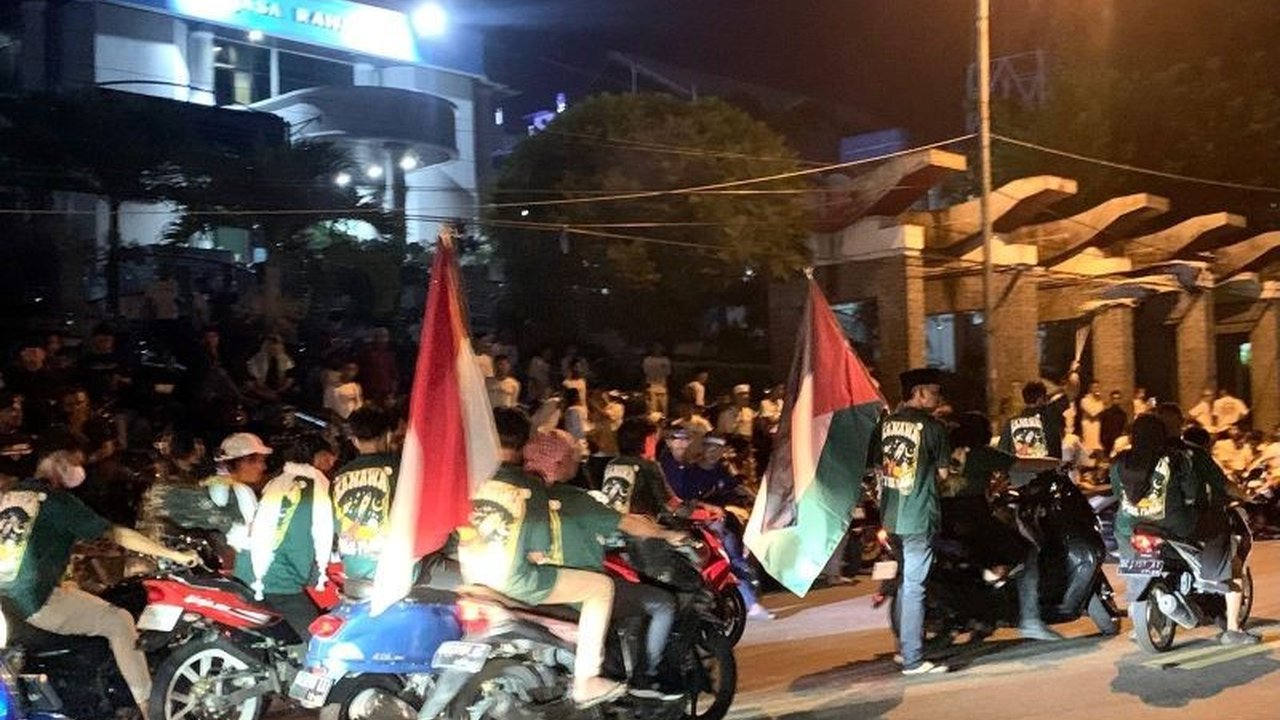Para pemuda Ambon menggelar pawai takbiran sembari menyerukan solidaritas untuk Palestina, menekankan hak kemerdekaan semua bangsa dan menolak penjajahan.