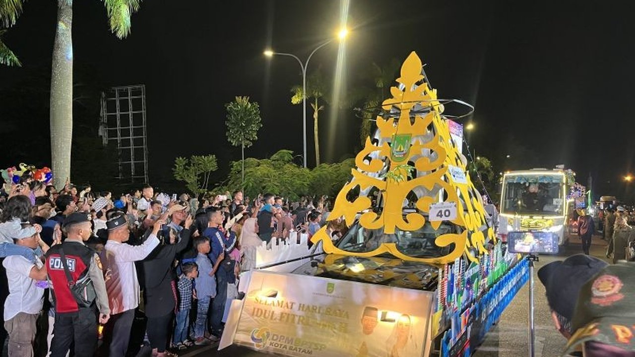 Menteri Transmigrasi mengapresiasi antusiasme warga Batam dalam pawai takbir Idul Fitri 1446 H, yang diikuti berbagai komunitas dan lintas agama, menciptakan harmoni dan semangat kebangsaan.