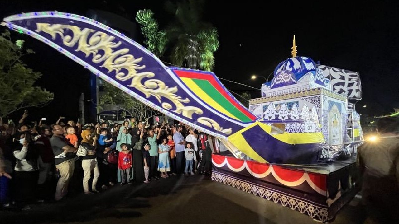 Pawai takbir Idul Fitri di Batam dimeriahkan 123 mobil hias dari berbagai instansi dan komunitas, menciptakan harmoni dan semangat kebersamaan.