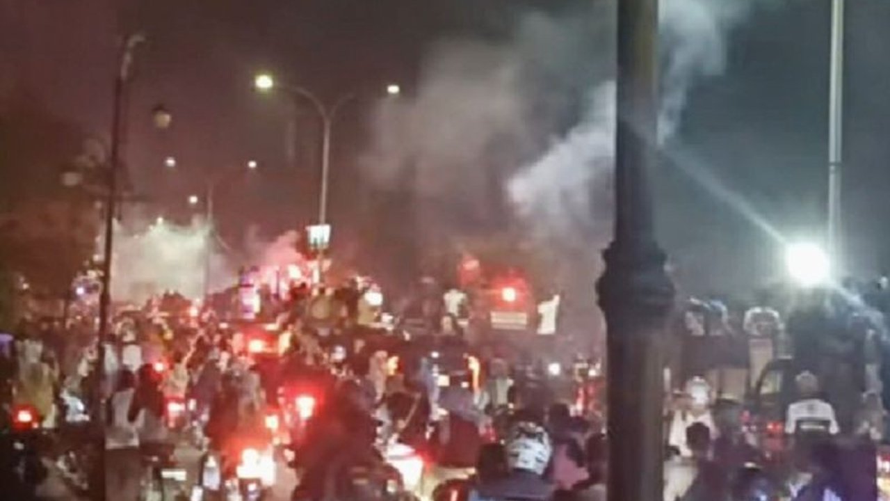 Malam takbiran di Karawang diramaikan oleh konvoi warga dengan kembang api, petasan, dan musik remix, menciptakan suasana yang meriah namun juga menimbulkan kekhawatiran.