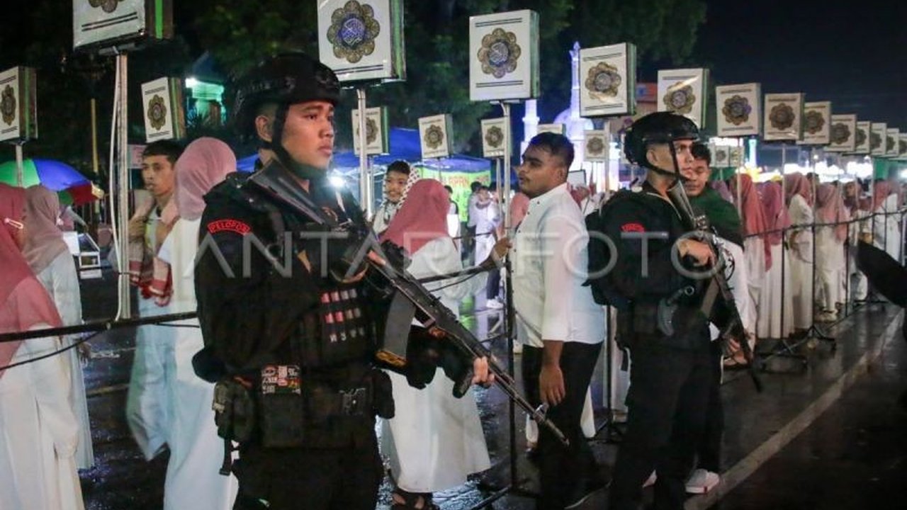 Polresta Mataram mengerahkan ratusan personel gabungan TNI, Polri, dan pemerintah daerah untuk mengamankan pawai takbiran Idul Fitri 1446 H di Mataram, NTB, dengan fokus pada pengaturan lalu lintas.