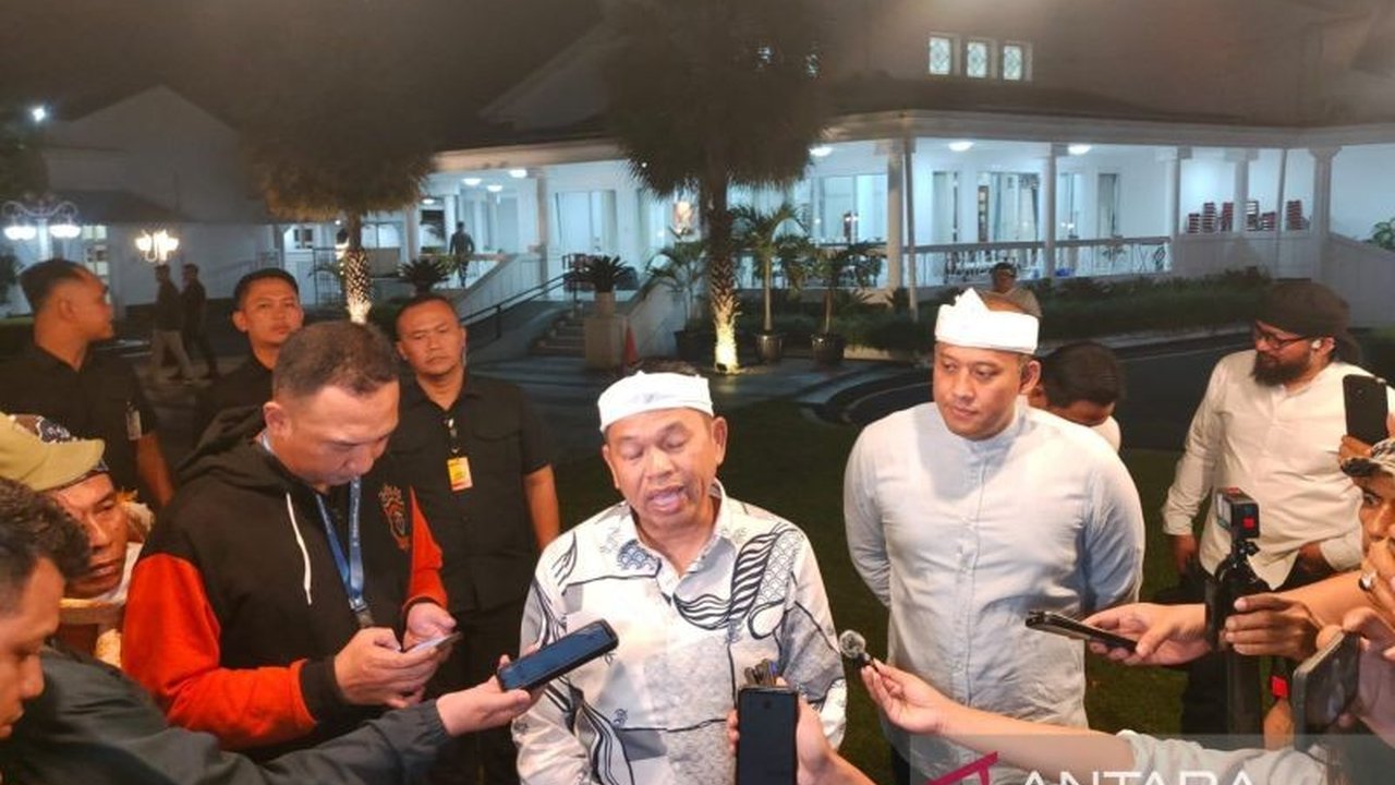 Gubernur Jawa Barat, Dedi Mulyadi, mendesak tindakan tegas terhadap Kepala Desa Klapanunggal yang meminta THR Rp165 juta kepada perusahaan, menyebut tindakan tersebut melanggar hukum dan instruksi gubernur.