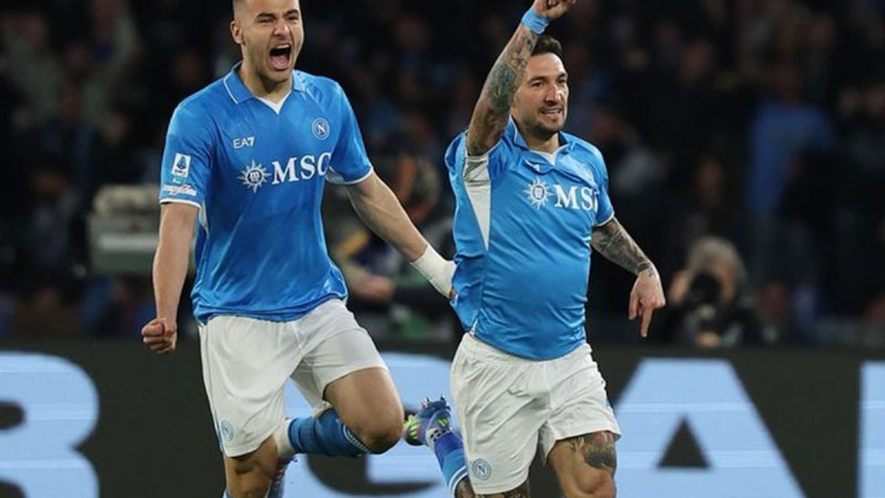 Napoli berhasil mengalahkan AC Milan dengan skor 2-1 dan kini hanya terpaut tiga poin dari Inter Milan di puncak klasemen Liga Italia.