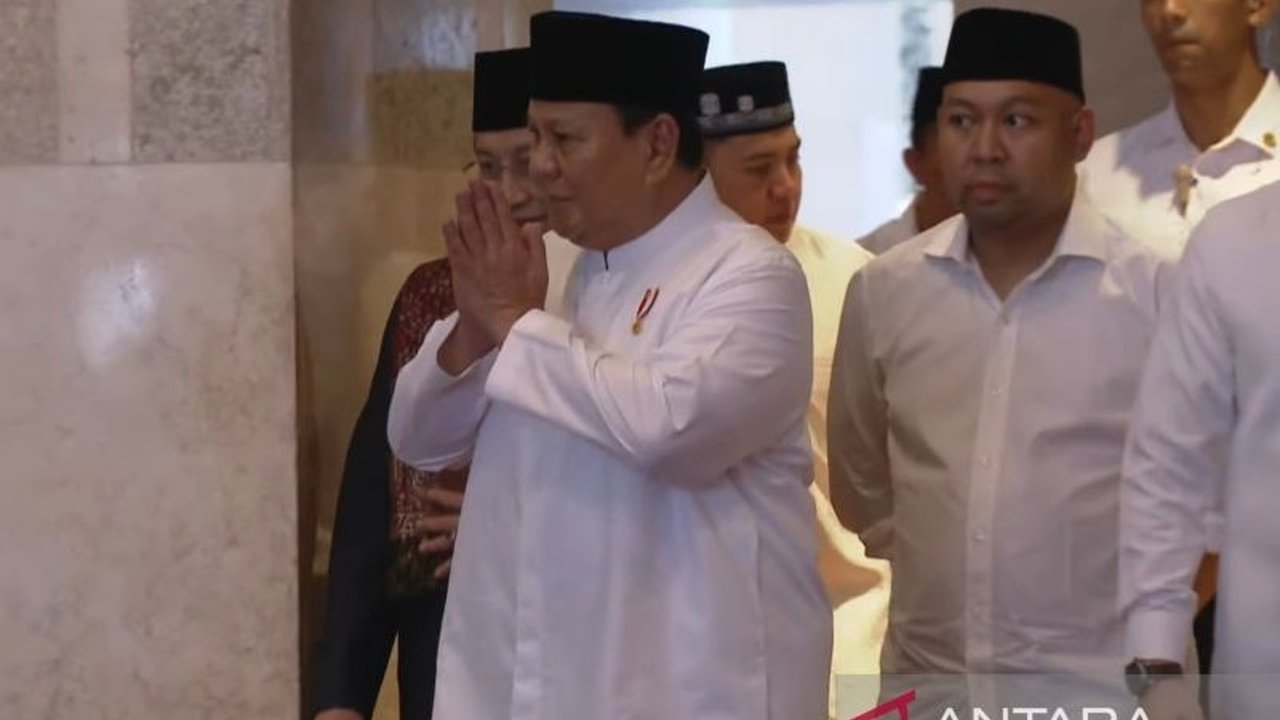 Presiden Prabowo Subianto dan Wapres Gibran Rakabuming Raka menunaikan Shalat Idul Fitri 1446 H di Masjid Istiqlal bersama masyarakat, menciptakan suasana khidmat dan kebersamaan.