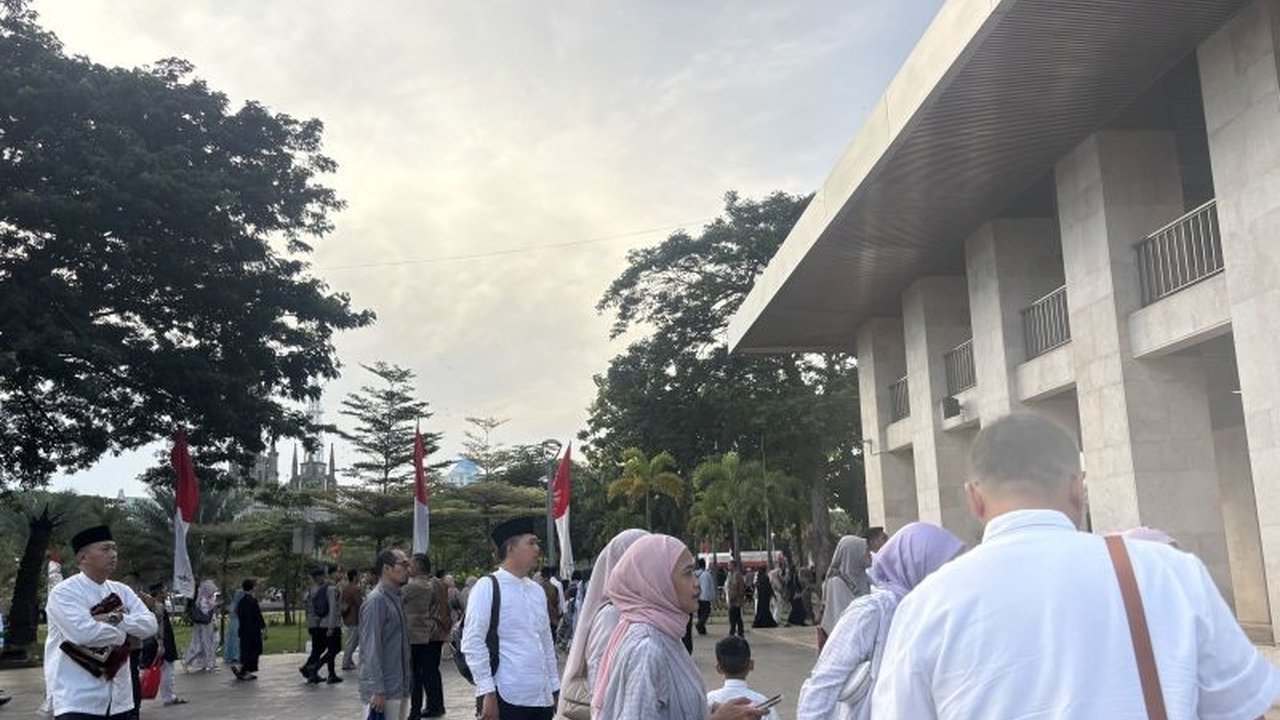 Presiden Prabowo Subianto dan Wapres Gibran Rakabuming Raka dijadwalkan melaksanakan Shalat Idul Fitri di Masjid Istiqlal, Jakarta, yang telah dipadati ribuan jamaah sejak pagi.