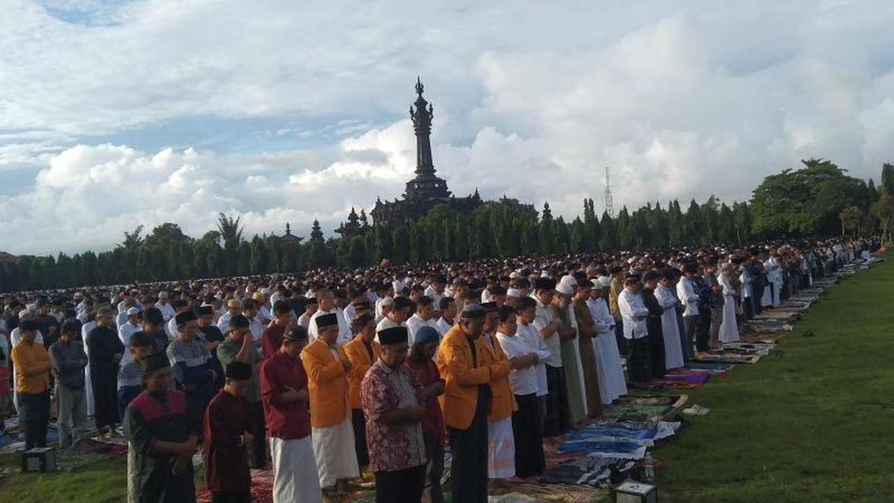 Ustadz Husni Abadi Al Bali dalam khutbah Idul Fitri di Denpasar menekankan empat kemenangan penting: mengendalikan hawa nafsu, pengampunan dosa, silaturahim, dan kepedulian sosial.