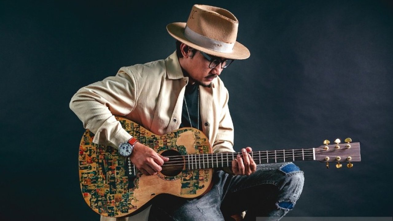 Musisi Sandy Canester merasakan Lebaran sebagai momentum kemenangan atas perjuangan selama Ramadhan dan kelahiran kembali dengan kebahagiaan berlipat, memilih liburan di Jakarta daripada mudik.