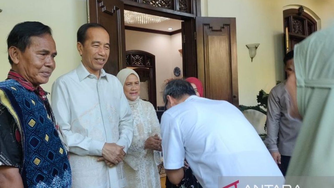 Presiden Jokowi menunaikan Shalat Idul Fitri di Graha Saba Buana, Solo, Jawa Tengah, dan menyampaikan ucapan Selamat Hari Raya Idul Fitri 1444 H, seraya menegaskan tidak akan menggelar “open house”.