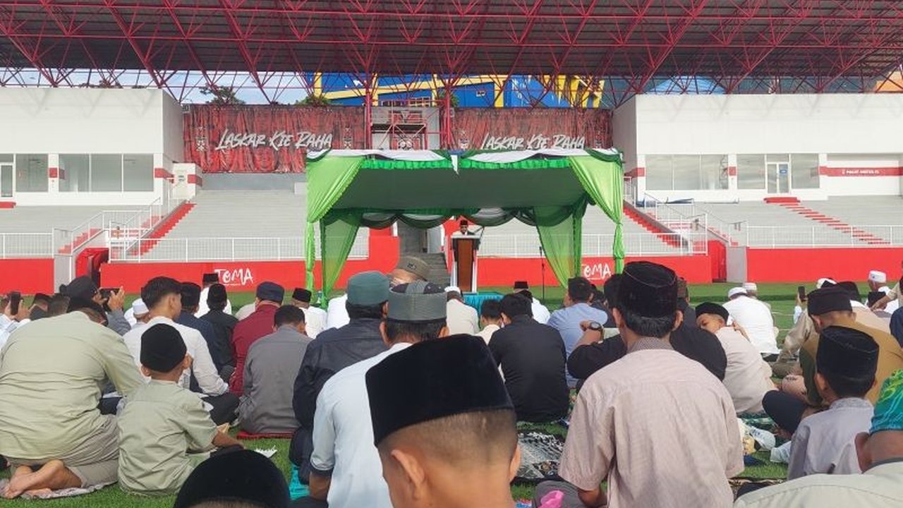Khatib Idul Fitri di Ternate menekankan pentingnya menjaga semangat Ramadhan, meningkatkan kepedulian sosial, dan menjauhi sifat-sifat tercela demi kehidupan sosial yang harmonis.