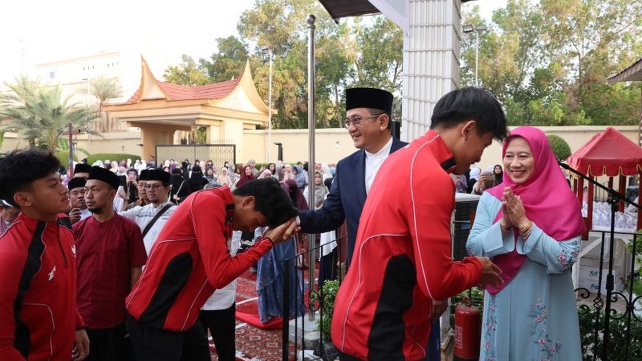 Tim Nasional Sepak Bola U-17 Indonesia merayakan Idul Fitri bersama KJRI Jeddah dan 2.200 WNI, menjadikan momen tersebut sebagai penyemangat jelang Piala Asia.