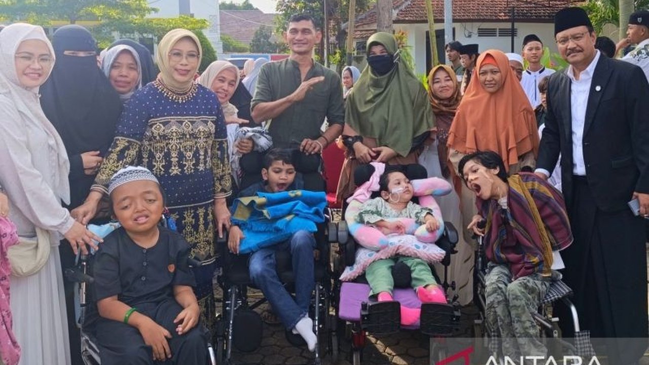 Menteri Sosial Saifullah Yusuf (Gus Ipul) melaksanakan Shalat Idul Fitri bersama kelompok rentan di Sentra Mulya Jaya, Jakarta, menekankan pentingnya perhatian pada kesejahteraan sosial.