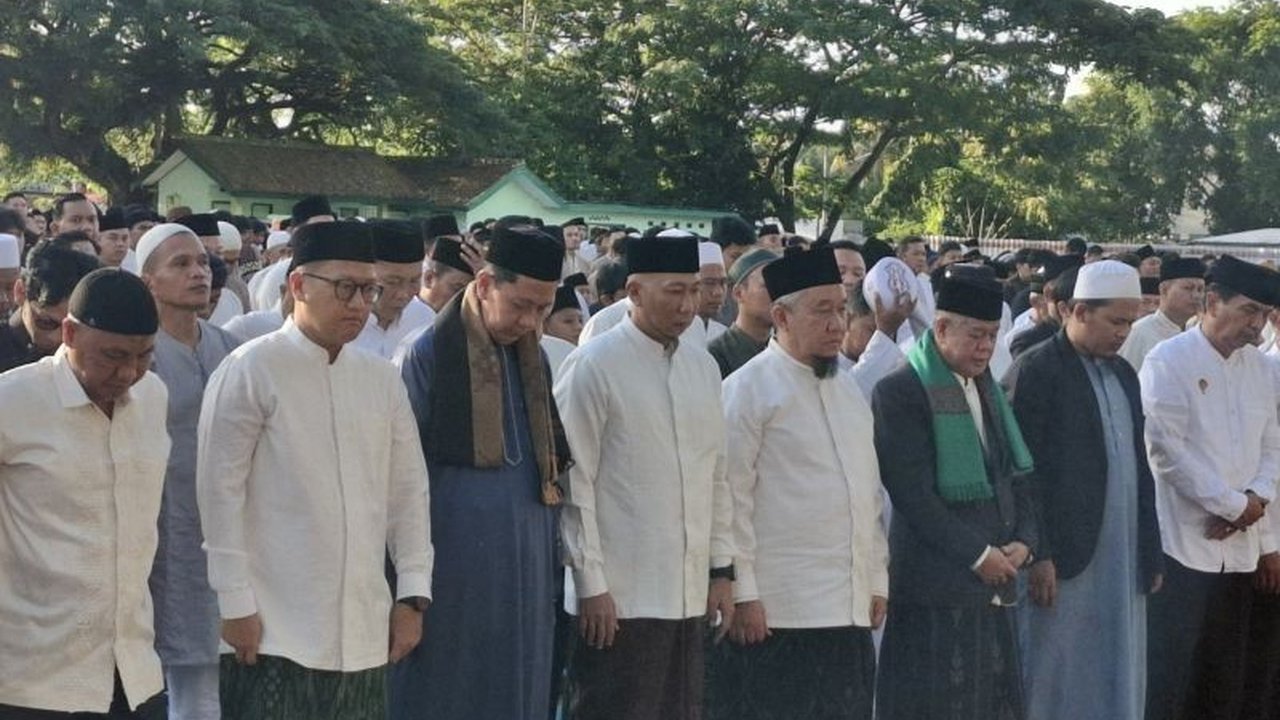 Gubernur Lampung, Rahmat Mirzani Djausal, mengajak seluruh masyarakat untuk memperkuat semangat kebersamaan dan kerukunan dalam merayakan Idul Fitri 2025, menekankan pentingnya aspek spiritual, sosial, dan kesehatan.