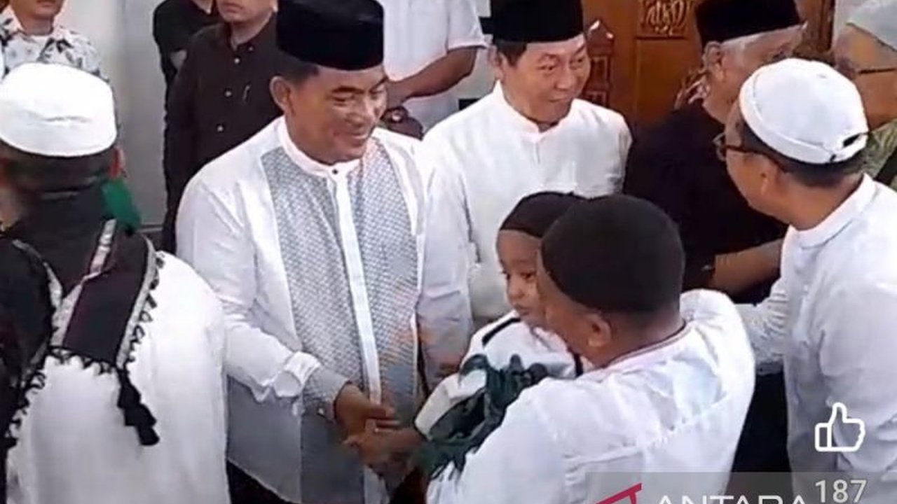 Gubernur Sulawesi Utara, Yulius Selvanus, dan Wagub Victor Mailangkay merayakan Idul Fitri 1446 H bersama umat Muslim di Masjid Ahmad Yani Manado, menekankan pentingnya toleransi dan silaturahmi.