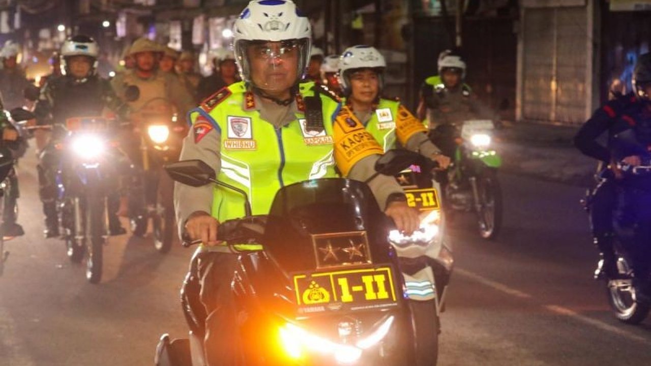 Kapolda Sumut, Irjen Pol Whisnu Hermawan, menyatakan malam Idul Fitri 1444 H di Sumatera Utara berjalan aman dan kondusif berkat kerja sama TNI-Polri dan Pemda, meskipun potensi hujan lebat di beberapa daerah.