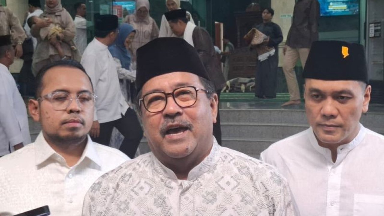 Wagub DKI Jakarta, Rano Karno, bersyukur atas cuaca cerah di hari pertama Idul Fitri dan berharap banjir rob tidak terlalu tinggi, serta berbagai program Lebaran berjalan lancar.