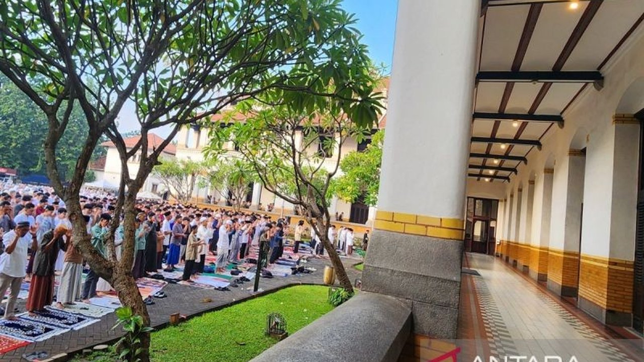 Ratusan umat Muslim melaksanakan Shalat Idul Fitri di Lawang Sewu, Semarang, menghilangkan kesan horor dan menjadikan objek wisata bersejarah tersebut ramah keluarga.