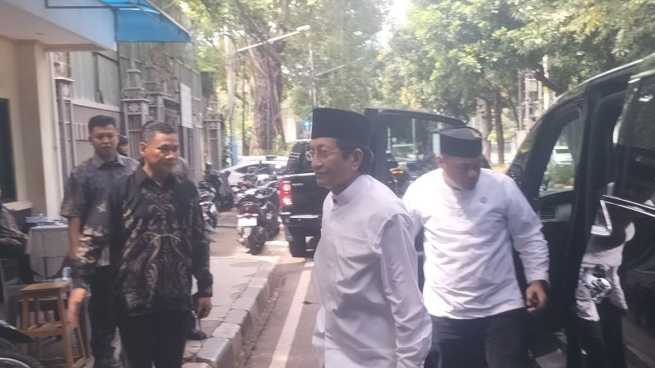 Menteri Agama Nasaruddin Umar melakukan kunjungan silaturahmi ke kediaman Megawati Soekarnoputri di Jakarta Pusat pada perayaan Idul Fitri 1444 H, tanpa memberikan keterangan kepada media.