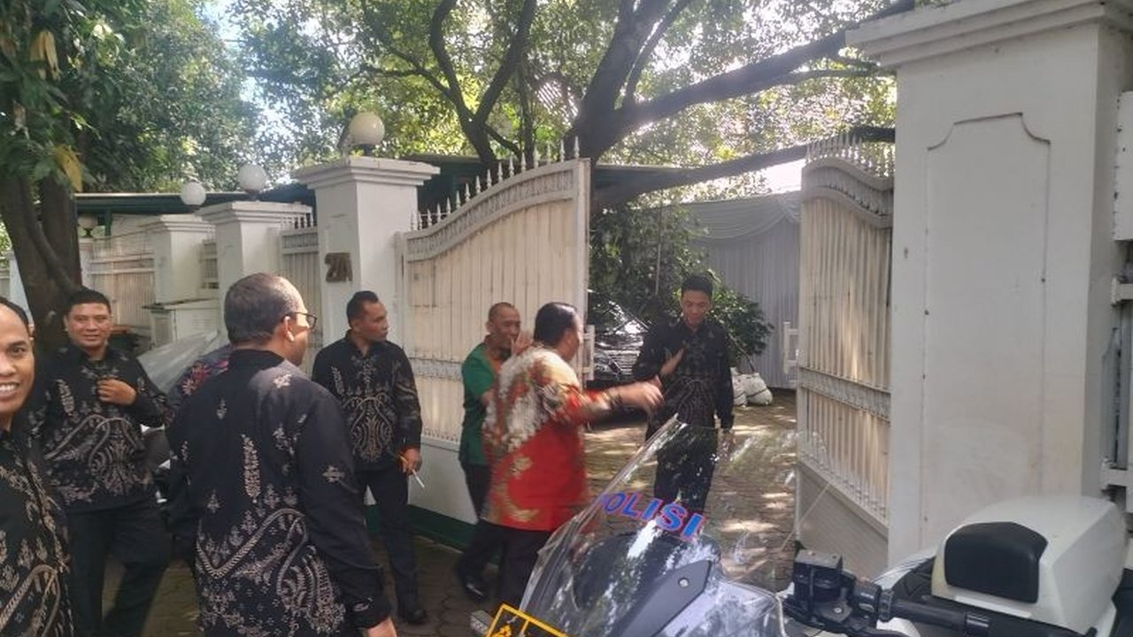 Ketua DPP PDIP Bidang Pemenangan Pemilu, Bambang Pacul, mengunjungi kediaman Megawati Soekarnoputri di Jakarta Pusat pada perayaan Idul Fitri 1444 H, tanpa memberikan komentar kepada media.