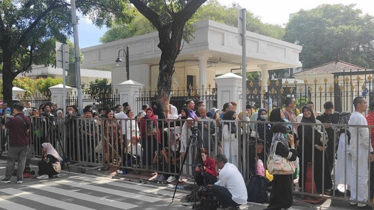 Ribuan masyarakat memadati Istana Merdeka untuk mengikuti acara halalbihalal bersama Presiden Prabowo Subianto pada Hari Raya Idul Fitri, menunjukkan antusiasme tinggi terhadap silaturahmi terbuka ini.