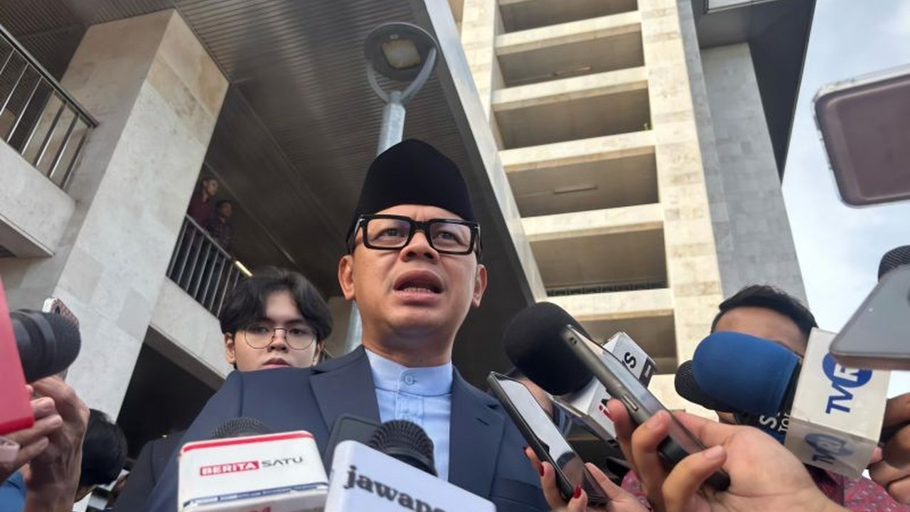 Wamendagri Bima Arya mengajak masyarakat untuk mengamalkan nilai-nilai Ramadhan dan mengingatkan ASN agar tidak menggunakan mobil dinas untuk mudik Lebaran 2025.