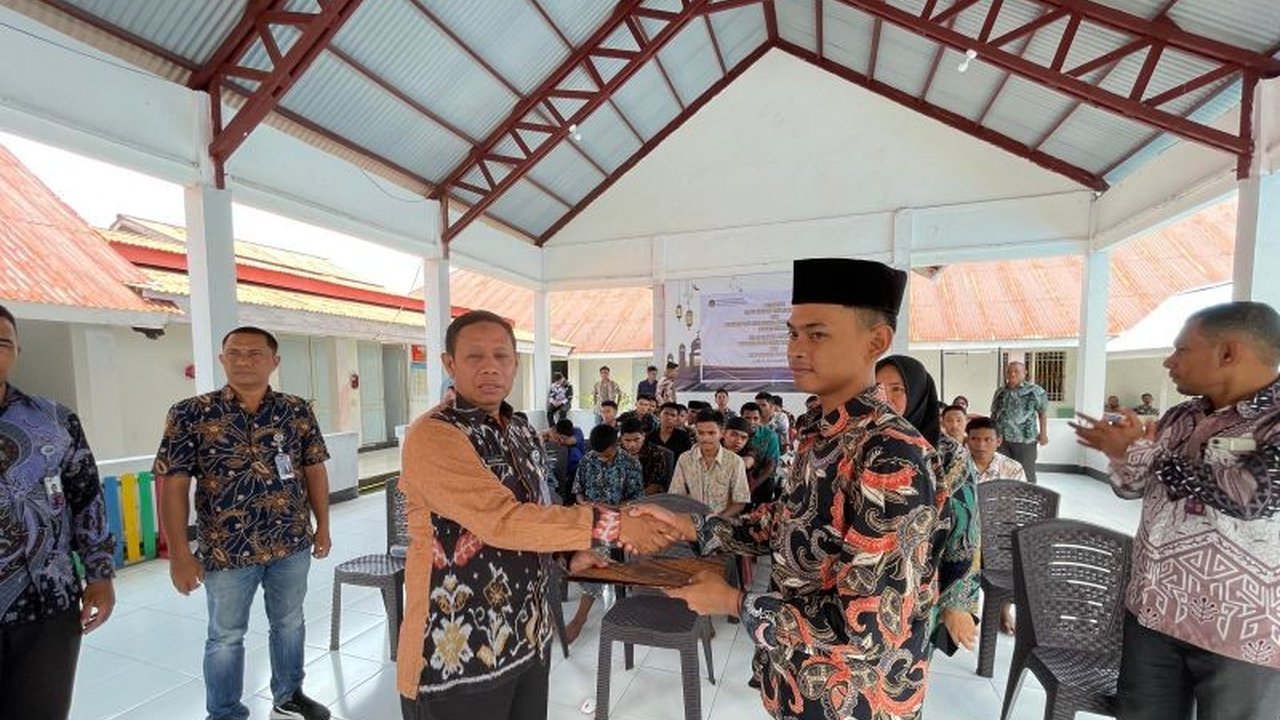 Lembaga Pembinaan Khusus Anak (LPKA) Ternate memberikan remisi Idul Fitri kepada 17 anak binaan sebagai bentuk apresiasi atas perilaku baik dan keikutsertaan aktif dalam program pembinaan.