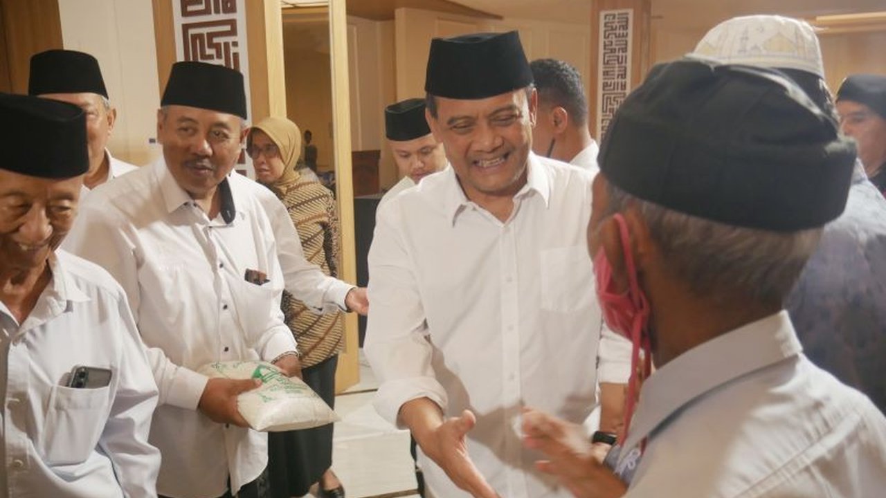 Gubernur Jateng, Ahmad Luthfi, tekankan potensi besar zakat untuk menurunkan angka kemiskinan di Jawa Tengah yang mencapai 3,4 juta jiwa, melibatkan peran aktif masyarakat dan perusahaan.