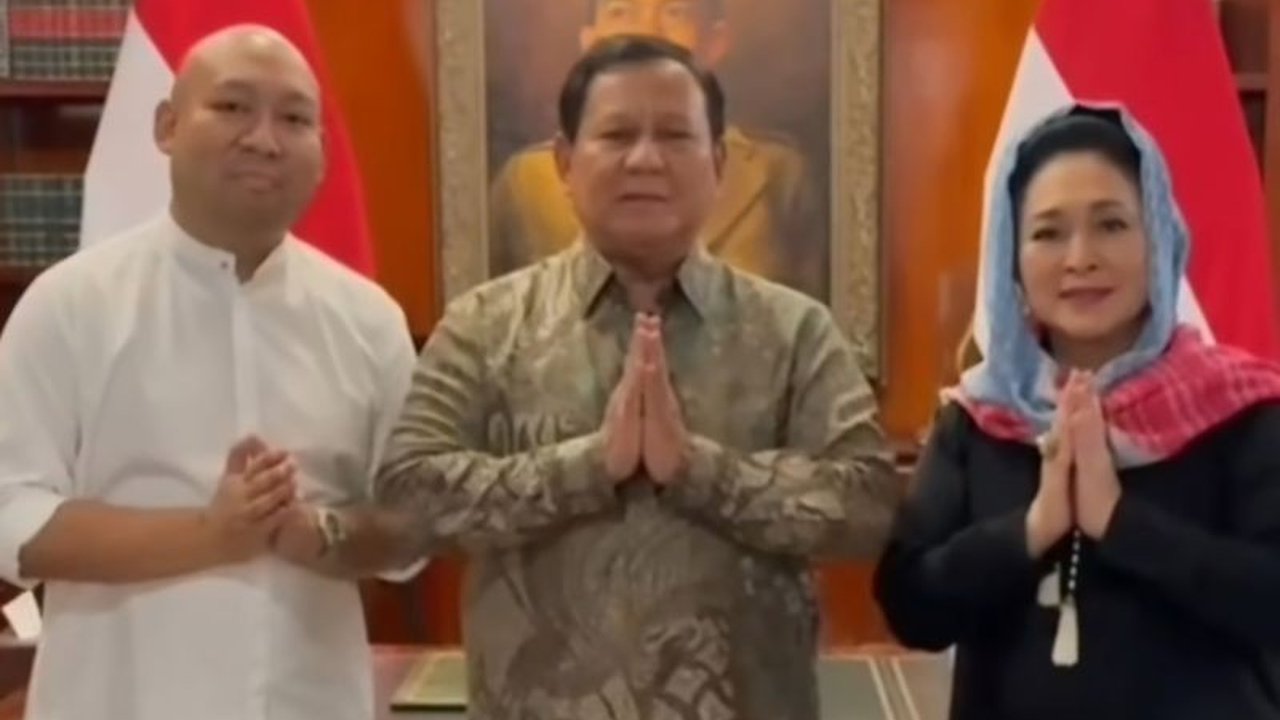 Presiden Prabowo Subianto dan Titiek Soeharto kompak sampaikan ucapan Idul Fitri 1446 H melalui video, mengajak memperkuat solidaritas nasional.