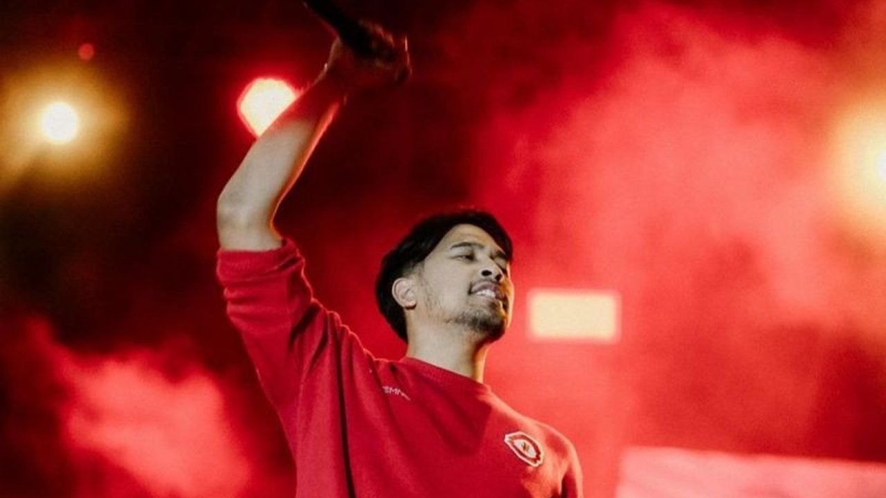 Penyanyi Adrian Khalif mengungkapkan momen terharu saat Idul Fitri, yaitu memeluk dan mencium kaki orang tuanya, serta merenungkan makna Ramadan bersama keluarga.