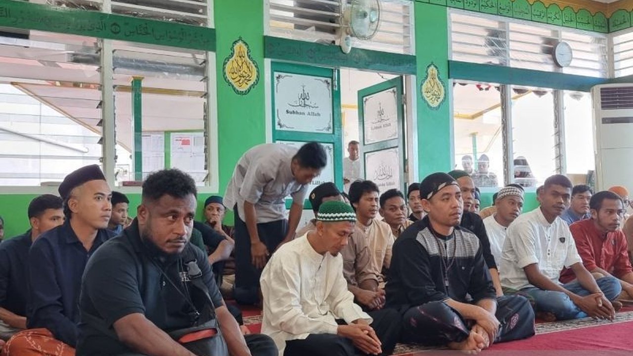Sebanyak 94 narapidana Lapas Kelas IIB Manokwari menerima remisi Idul Fitri 2025, dengan rincian 5 kasus korupsi, 26 kasus narkotika, dan 63 kasus pidana umum; dua narapidana langsung bebas.