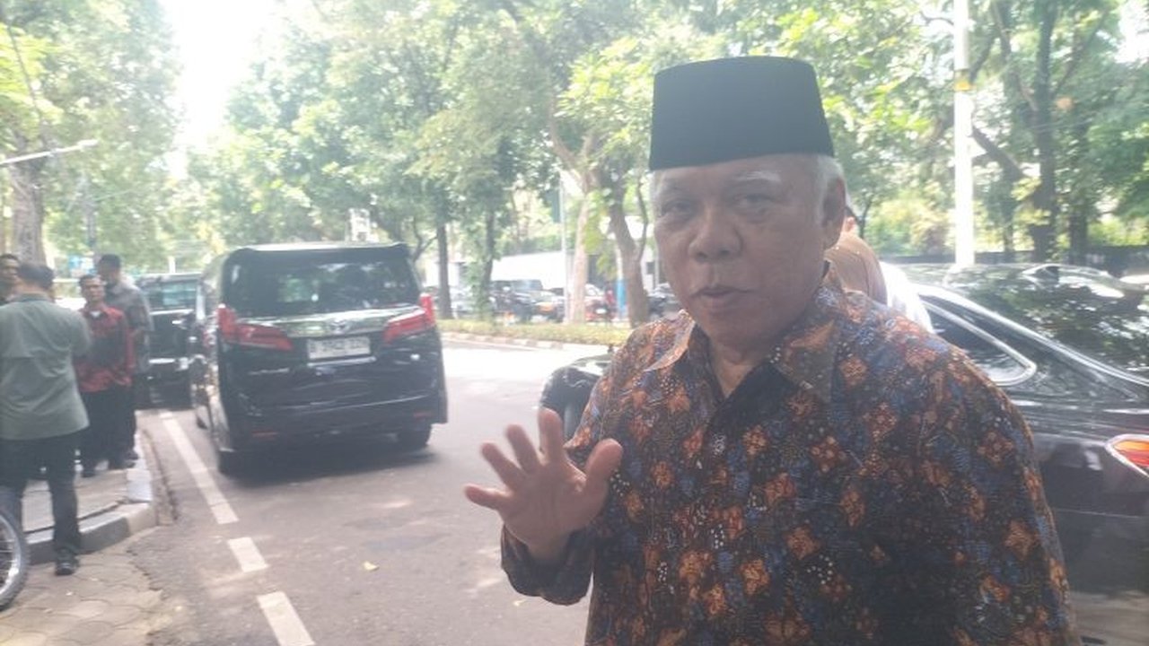 Kepala Otorita IKN, Basuki Hadimuljono, bersilaturahmi ke kediaman Megawati Soekarnoputri di Jakarta pada hari pertama Lebaran 2025, ditemani istri dan menyantap hidangan pempek Palembang.