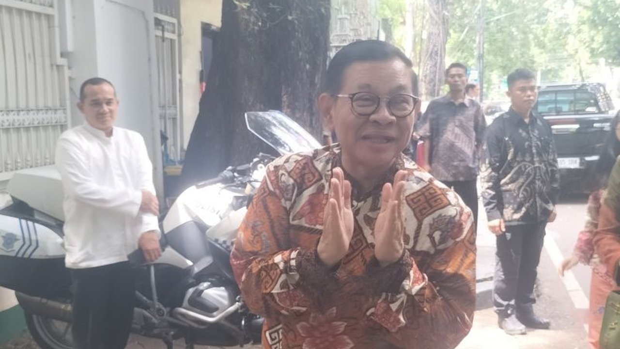 Gubernur DKI Jakarta Pramono Anung dan Wakil Gubernur Rano Karno mengunjungi Megawati Soekarnoputri di kediamannya untuk silaturahmi Idul Fitri, disambut sejumlah tokoh penting lainnya.
