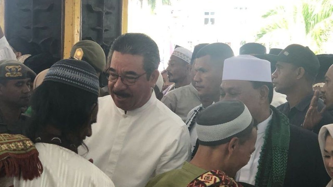 Gubernur Maluku dan tokoh non-Muslim lainnya menunjukkan toleransi antarumat beragama dengan menghadiri Shalat Idul Fitri 1446 H di Ambon, membangun tradisi baru yang diharapkan dapat mempererat persatuan.
