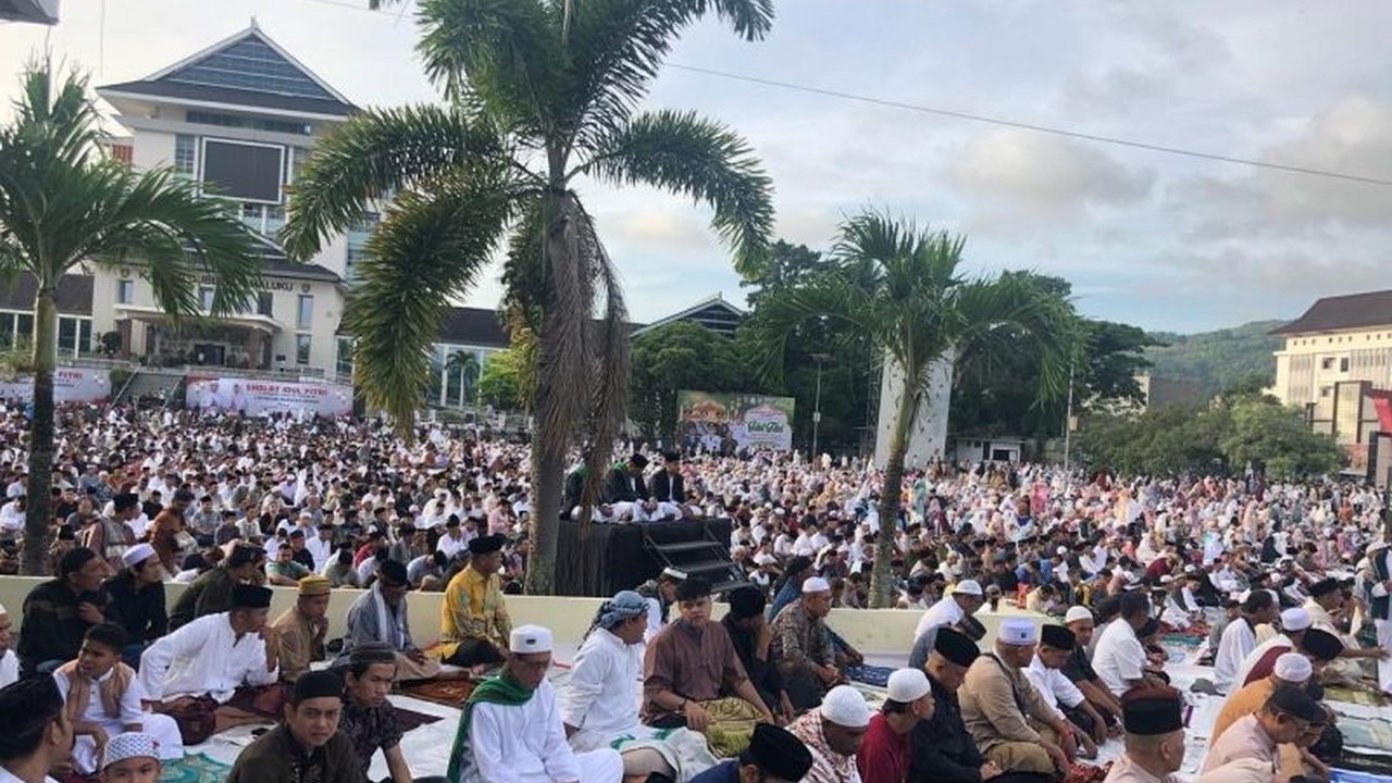Umat Muslim Ambon laksanakan Shalat Idul Fitri 1446 H di Lapangan Merdeka dengan khidmat, Wakil Gubernur Maluku sampaikan pesan refleksi Ramadhan.