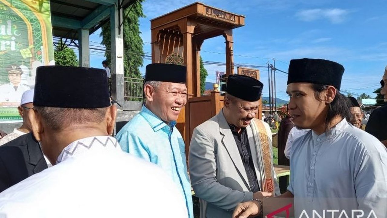 Bupati Sigi mengajak masyarakat menjadikan Lebaran Idul Fitri sebagai momentum untuk membangun daerah dan mempererat persatuan pasca Pilkada, dengan rencana pembangunan Masjid Agung sebagai ikon Kabupaten Sigi.