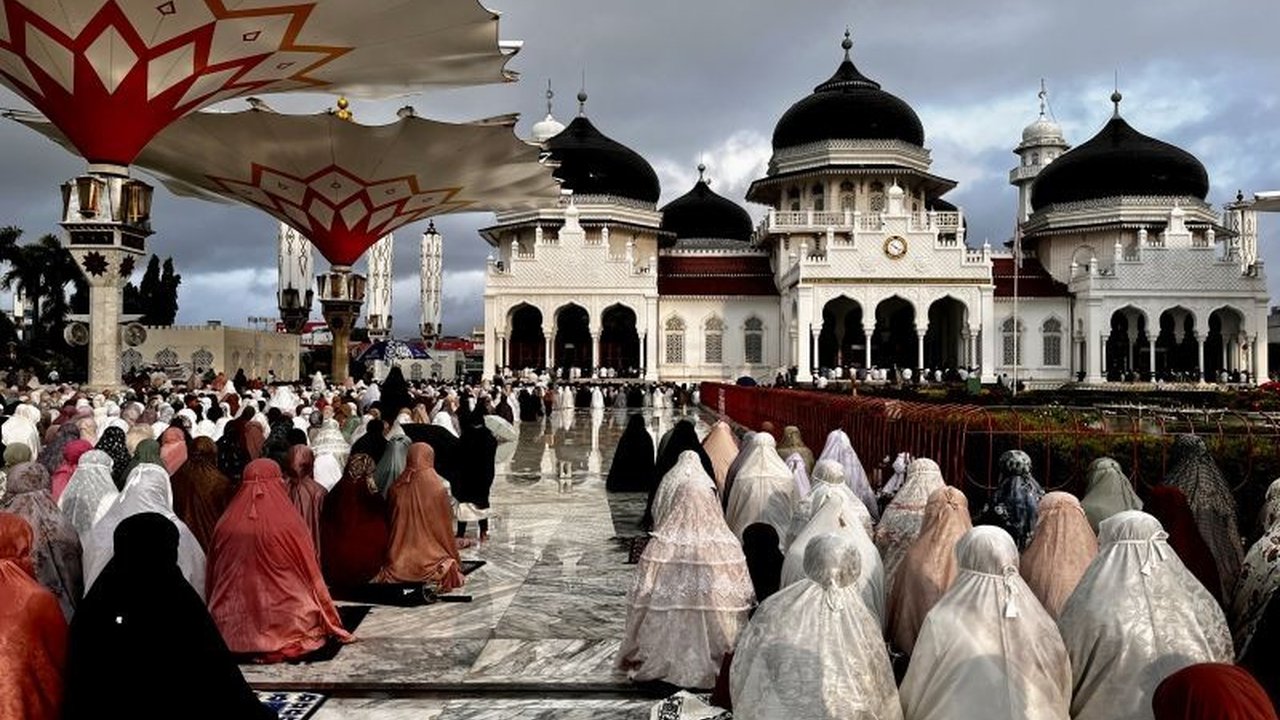 Jamaah Masjid Raya Baiturrahman tetap khusyuk melaksanakan shalat Idul Fitri 1446 H meskipun hujan deras mengguyur Banda Aceh, menjadikan hujan sebagai berkah di awal Syawal.