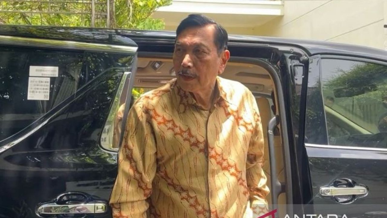 Menteri Koordinator Bidang Kemaritiman dan Investasi Luhut Binsar Pandjaitan mengunjungi Presiden Jokowi di Solo pada hari pertama Lebaran untuk bersilaturahmi.