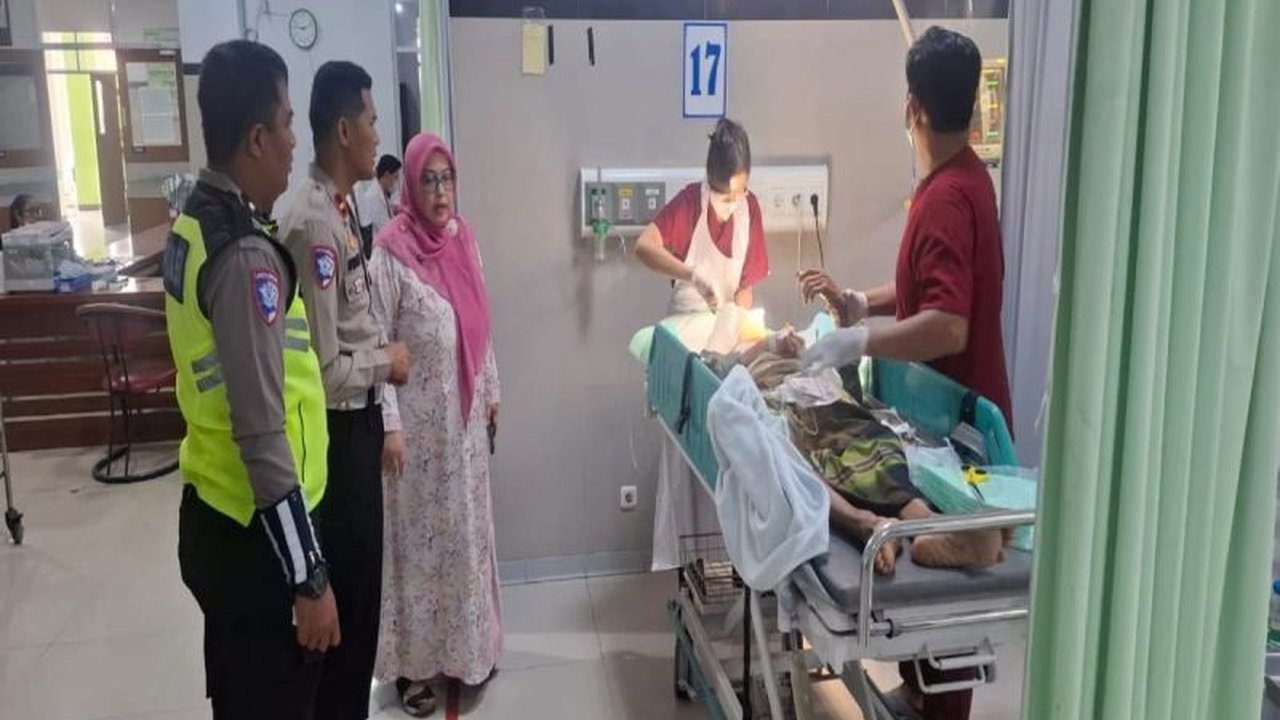 Polres Pemalang memberikan santunan kepada keluarga korban meninggal dan luka-luka akibat tertimpa pohon tumbang di Alun-Alun Pemalang saat persiapan shalat Idul Fitri.