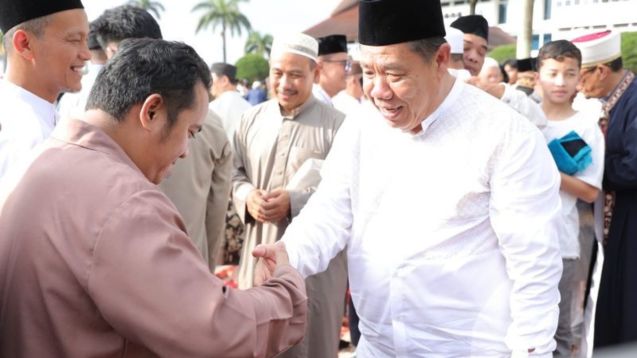 Gubernur Kepulauan Bangka Belitung terpilih, Hidayat Arsani, melaksanakan shalat Idul Fitri 1446 H bersama kepala OPD, ASN, dan masyarakat Pangkalpinang,  mengawali komitmennya membangun daerah yang lebih maju dan sejahtera.