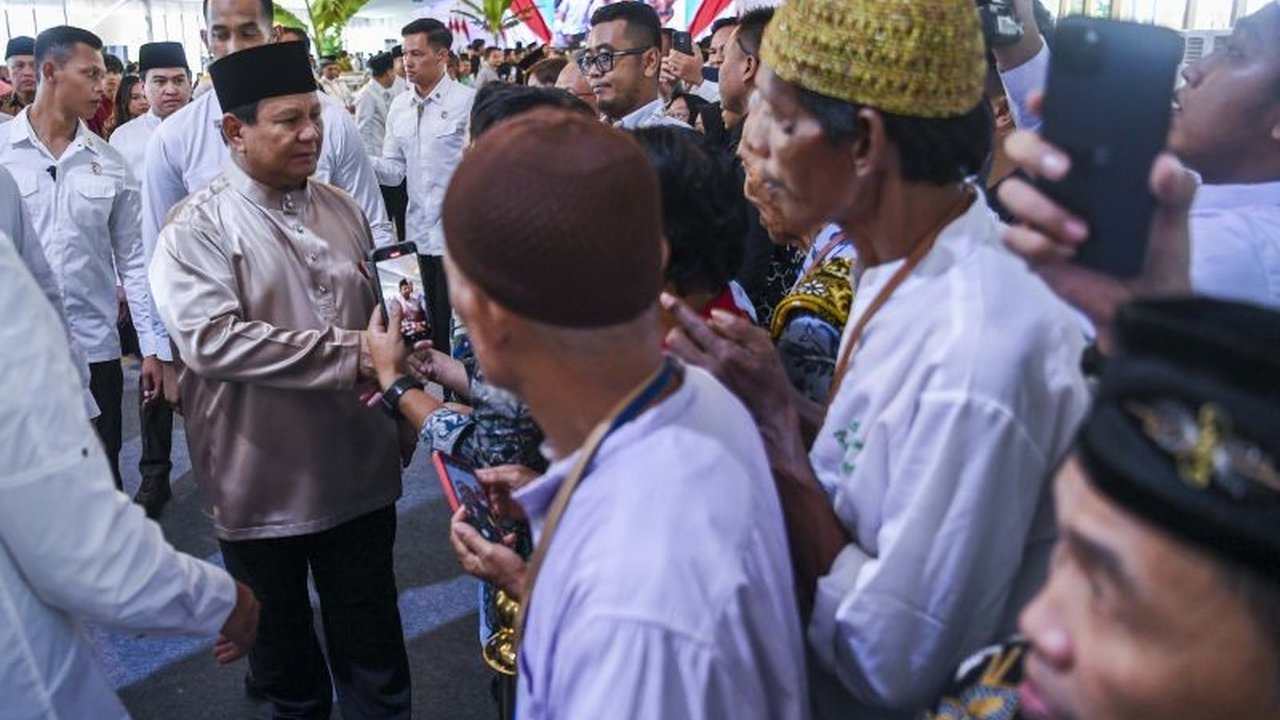 Presiden Prabowo Subianto dengan hangat menyapa ribuan masyarakat dalam acara open house Idul Fitri di Istana Merdeka, menciptakan momen berkesan bagi warga dari berbagai latar belakang.
