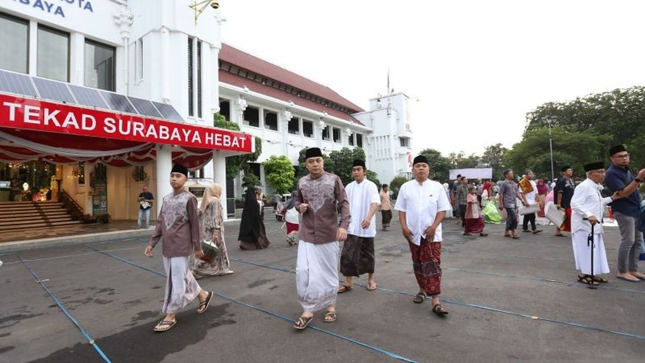 Wali Kota Surabaya, Eri Cahyadi, mengajak warga untuk senantiasa menjunjung tinggi kejujuran dan meneruskan nilai-nilai kebaikan Ramadhan, termasuk menyediakan fasilitas bagi disabilitas dalam Shalat Idul Fitri.