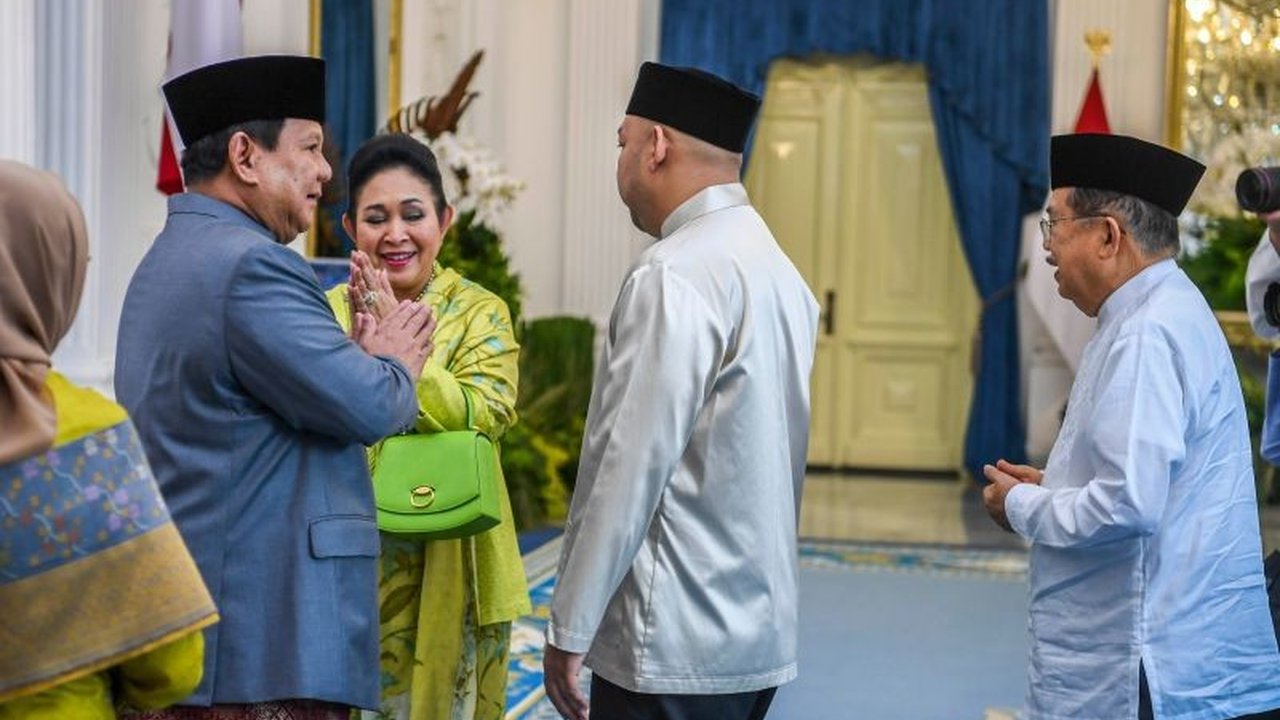 Presiden Prabowo Subianto, Titiek Soeharto, dan Didiet Hediprasetyo merayakan Idul Fitri 1446 H bersama di Istana Merdeka, momen hangat yang menyentuh hati.