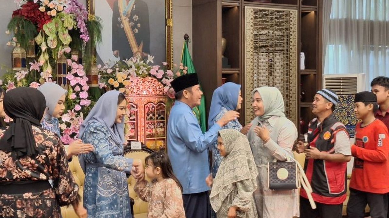 Ratusan warga Palembang antusias mengunjungi rumah dinas Gubernur Sumsel untuk bersilaturahmi dalam rangka Hari Raya Idul Fitri 1446 H, disambut hangat oleh Gubernur Herman Deru dan keluarga.