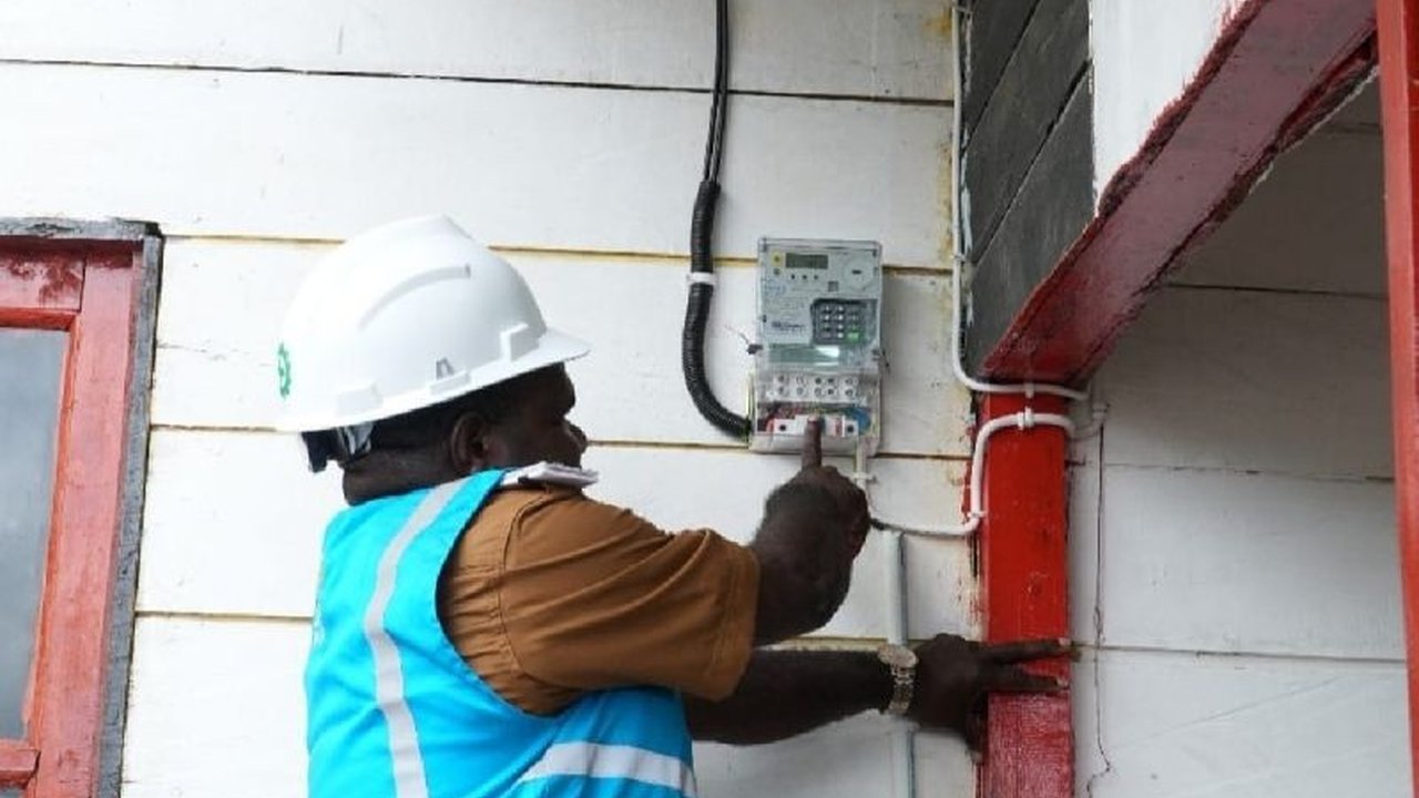 PT PLN UIWP2B berhasil menyuplai listrik 24 jam ke 12 kampung di Kabupaten Deiyai, Papua Tengah, membawa akses energi bagi 1.560 warga dan mendorong pertumbuhan ekonomi lokal.