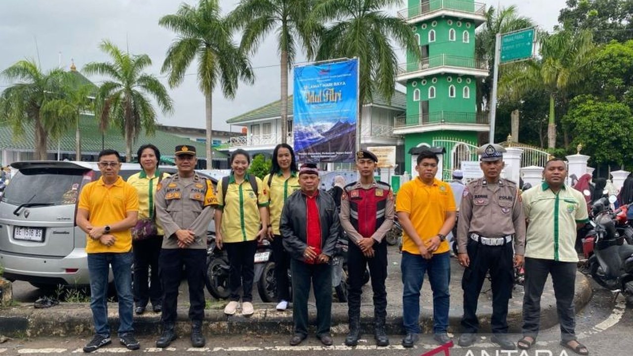 Polres Bangka Barat bekerja sama dengan pemuda Katolik dan komunitas pemuda Batak mengamankan Sholat Idul Fitri 1446 H di Mentok, Bangka Barat, sebagai wujud toleransi antar umat beragama.