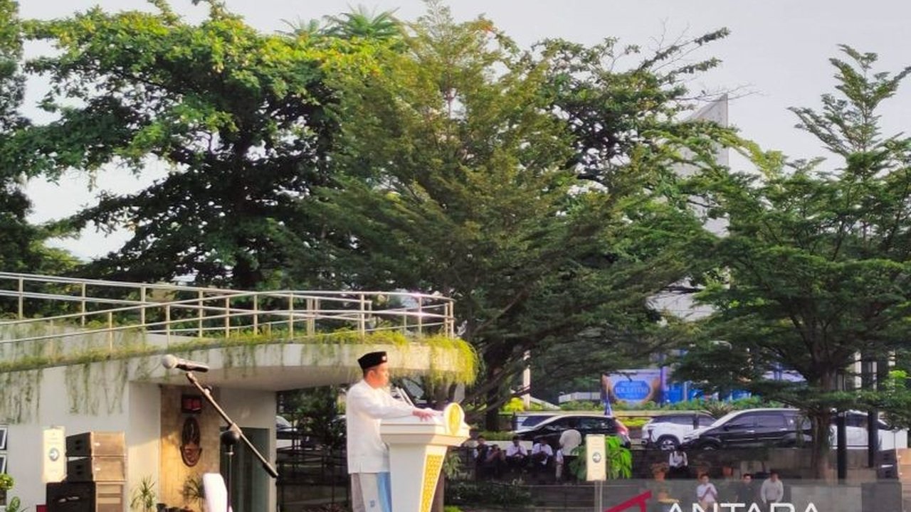 Gubernur Jawa Barat, Dedi Mulyadi, menyampaikan kritik terhadap pengelolaan keuangan daerah di hadapan ribuan jamaah Shalat Idul Fitri di Bandung, menekankan pentingnya pertanggungjawaban dan pembangunan kesejahteraan masyarakat.