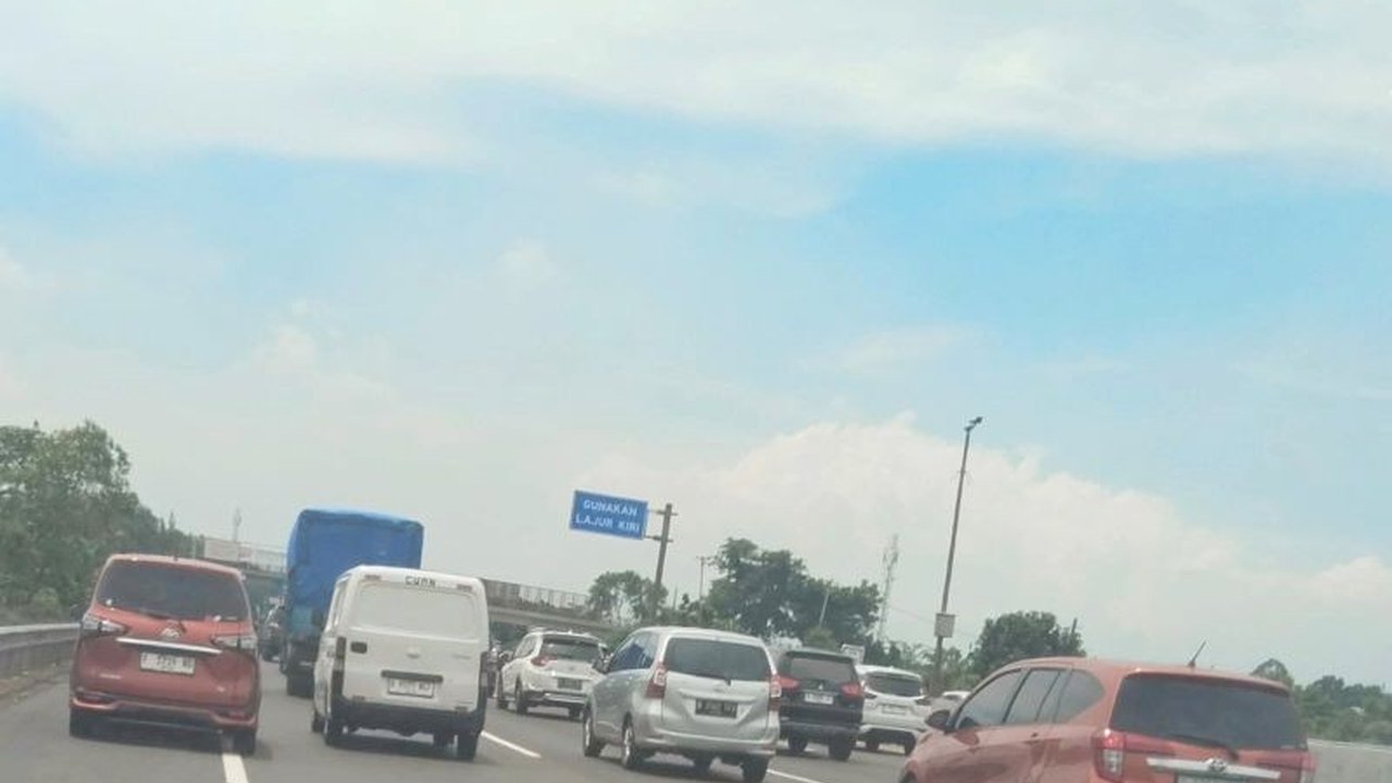 Kemacetan parah terjadi di Tol Jakarta-Cikampek pada Hari Raya Idul Fitri, petugas menerapkan contra flow, dan imbauan keselamatan lalu lintas dipertegas.
