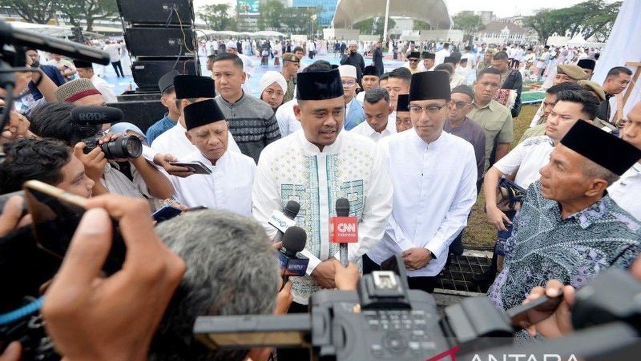 Gubernur Sumut, Bobby Nasution, beserta ribuan masyarakat melaksanakan Shalat Idul Fitri di Lapangan Merdeka Medan dan mengimbau masyarakat untuk berhati-hati selama mudik lebaran.